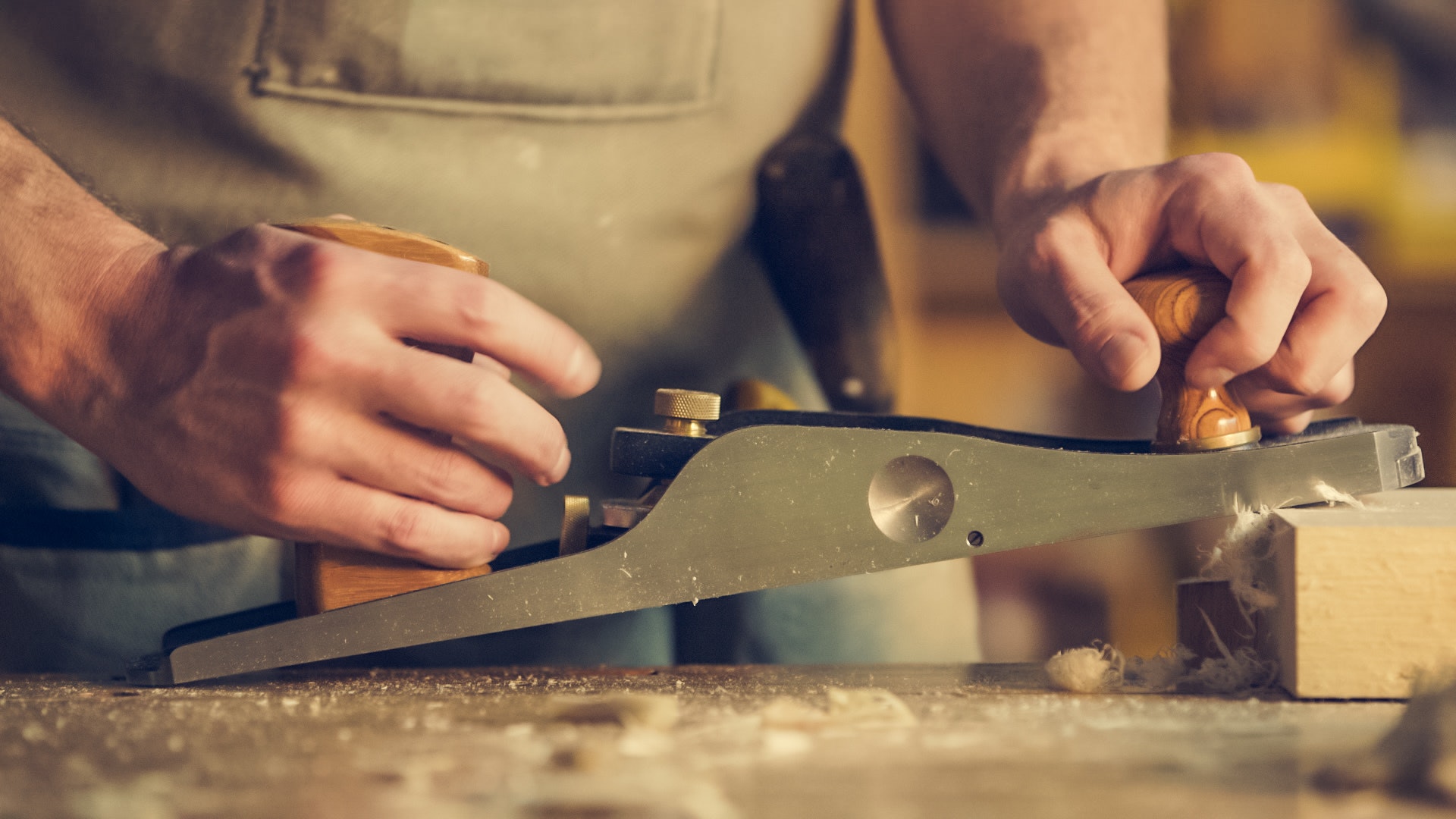 man-hold-wood-planer-374861